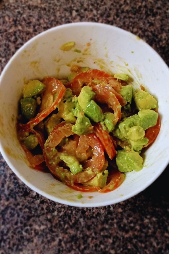 Avocat salad in a bowl.